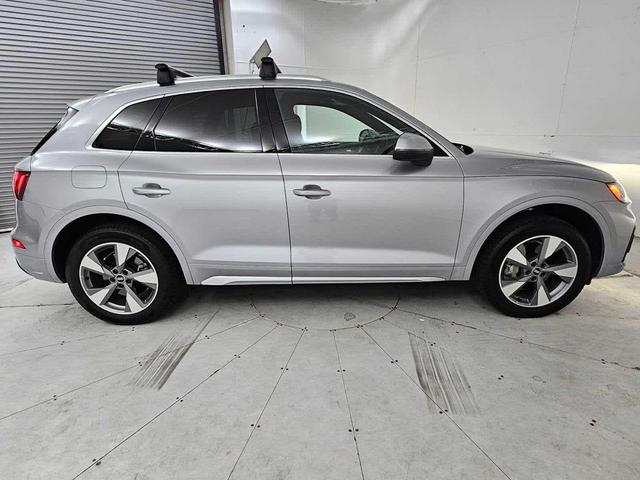 Photo of 2022 Florett Silver Metallic Audi Q5