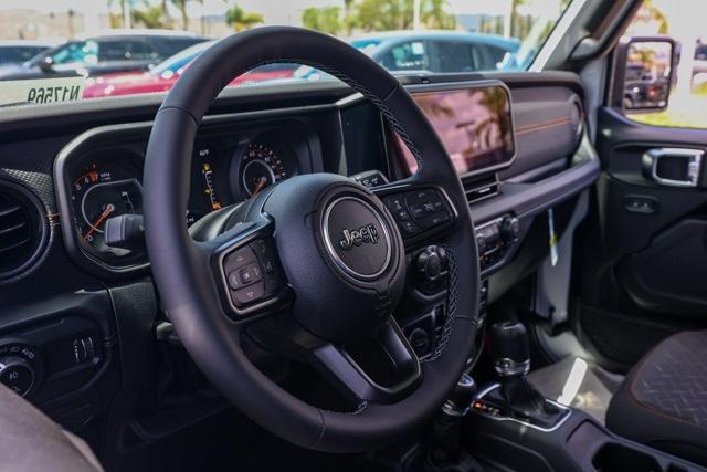 Photo of 2025 Bright White Clearcoat Jeep Gladiator