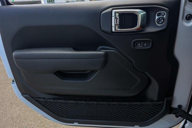 Photo of 2025 Bright White Clearcoat Jeep Gladiator