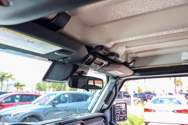 Photo of 2025 Bright White Clearcoat Jeep Gladiator