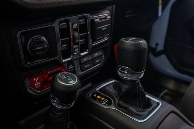 Photo of 2025 Bright White Clearcoat Jeep Gladiator
