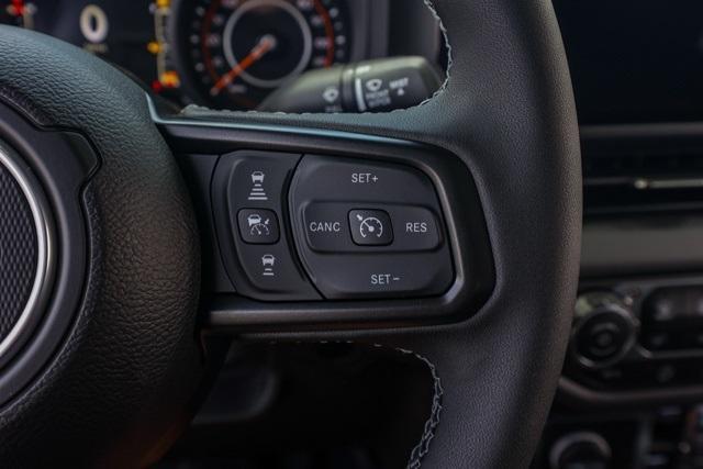 Photo of 2025 Bright White Clearcoat Jeep Gladiator