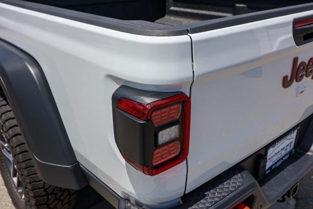 Photo of 2025 Bright White Clearcoat Jeep Gladiator