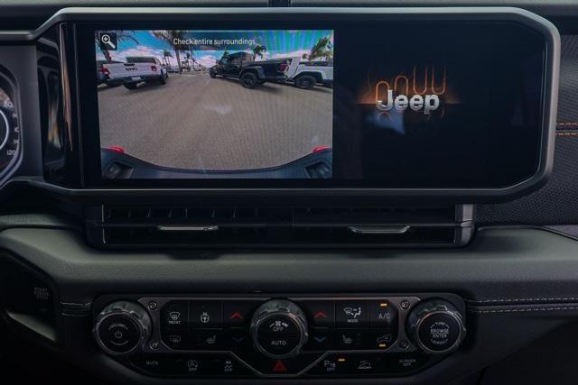 Photo of 2025 Bright White Clearcoat Jeep Gladiator