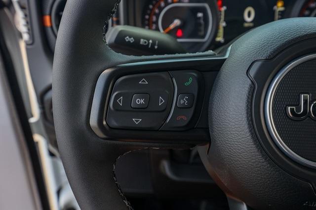Photo of 2025 Bright White Clearcoat Jeep Gladiator