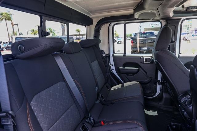Photo of 2025 Bright White Clearcoat Jeep Gladiator