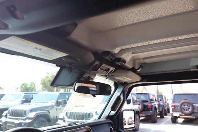 Photo of 2025 Anvil Clearcoat Jeep Gladiator