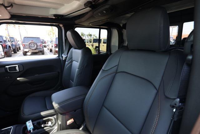 Photo of 2025 Anvil Clearcoat Jeep Gladiator