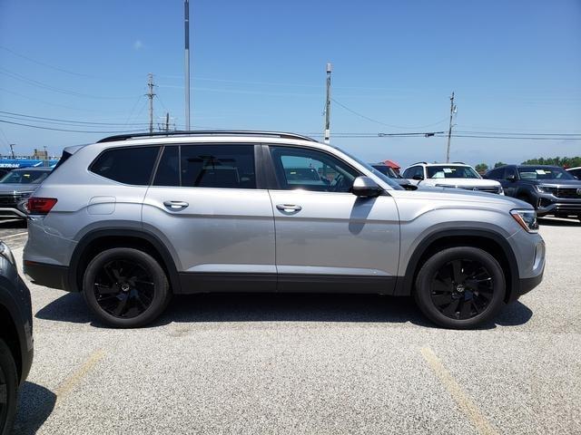 Photo of 2025 Silver Mist Metallic Volkswagen Atlas
