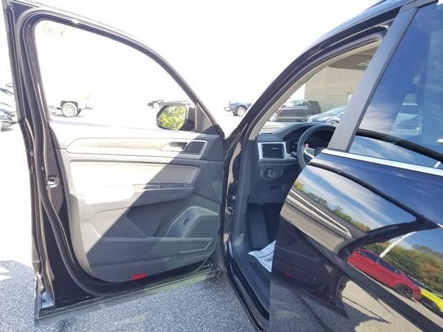 Photo of 2023 Deep Black Pearl Effect Volkswagen Atlas