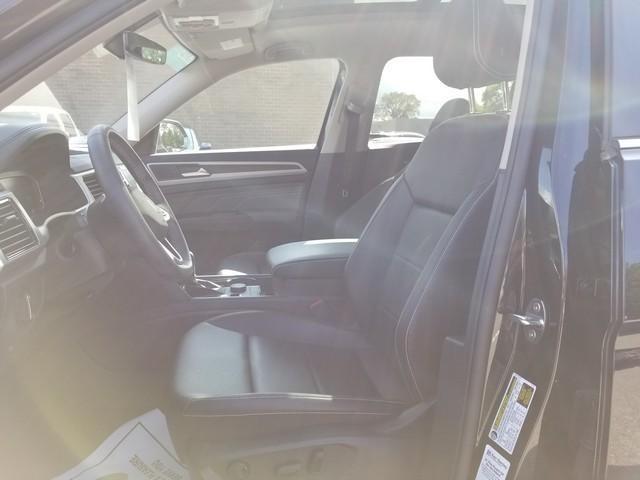Photo of 2023 Deep Black Pearl Effect Volkswagen Atlas