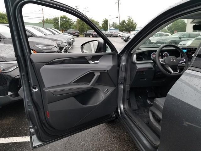 Photo of 2025 Platinum Gray Metallic Volkswagen Tiguan