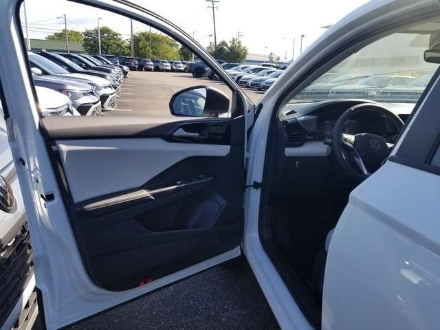 Photo of 2025 Pure White Volkswagen Taos