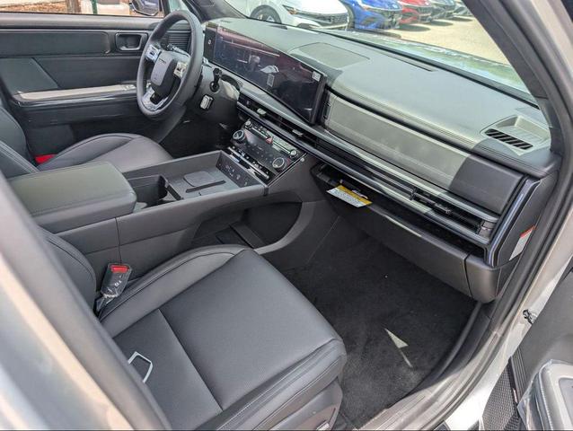 Photo of 2025 Silver Hyundai SANTA FE HEV