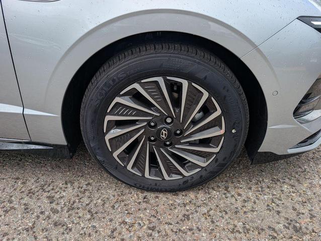 Photo of 2025 Silver Hyundai SONATA Hybrid