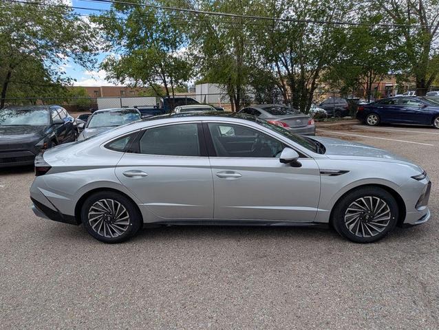 Photo of 2025 Silver Hyundai SONATA Hybrid