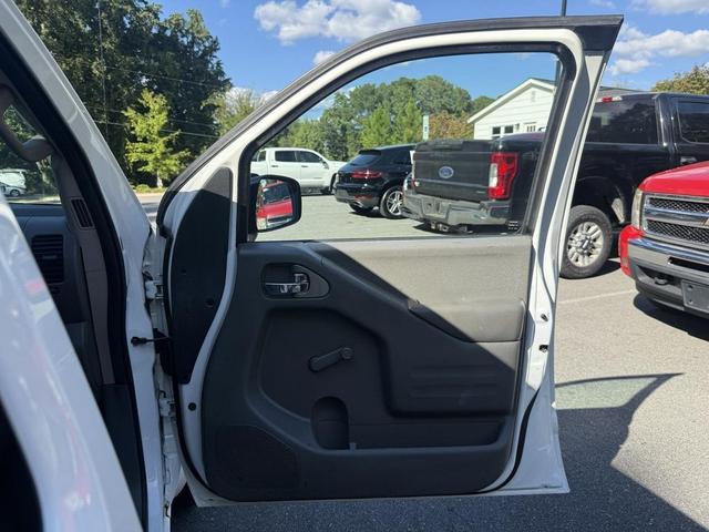 Photo of 2016 Glacier White Nissan Frontier