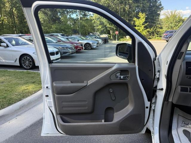 Photo of 2016 Glacier White Nissan Frontier