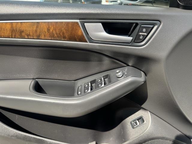 Photo of 2015 Silver Metallic Audi Q5