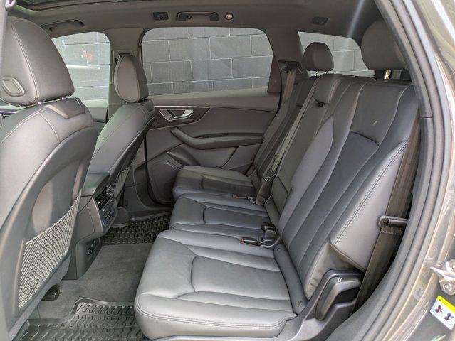 Photo of 2023 Gray Metallic Audi Q7