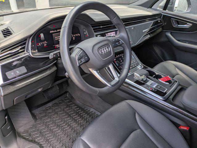 Photo of 2023 Gray Metallic Audi Q7