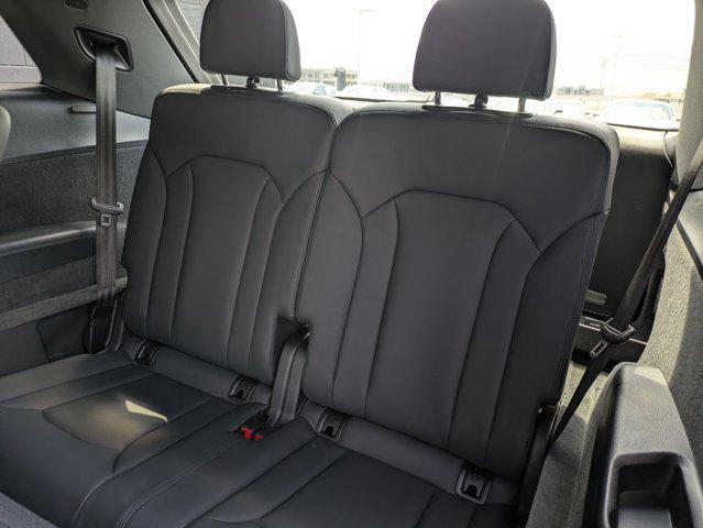 Photo of 2023 Gray Metallic Audi Q7