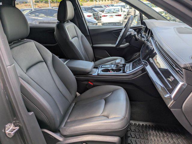 Photo of 2023 Gray Metallic Audi Q7