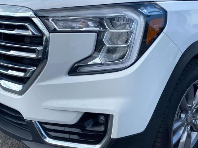 Photo of 2022 White GMC Terrain