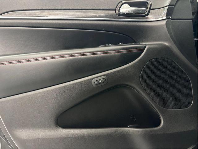 Photo of 2020 Diamond Black Crystal Pearlcoat Jeep Grand Cherokee