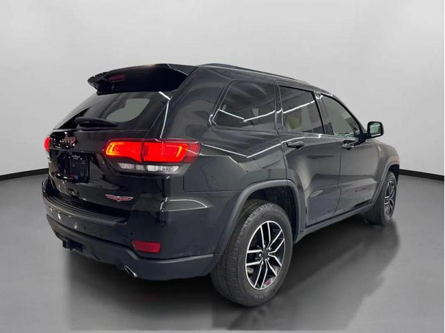 Photo of 2020 Diamond Black Crystal Pearlcoat Jeep Grand Cherokee
