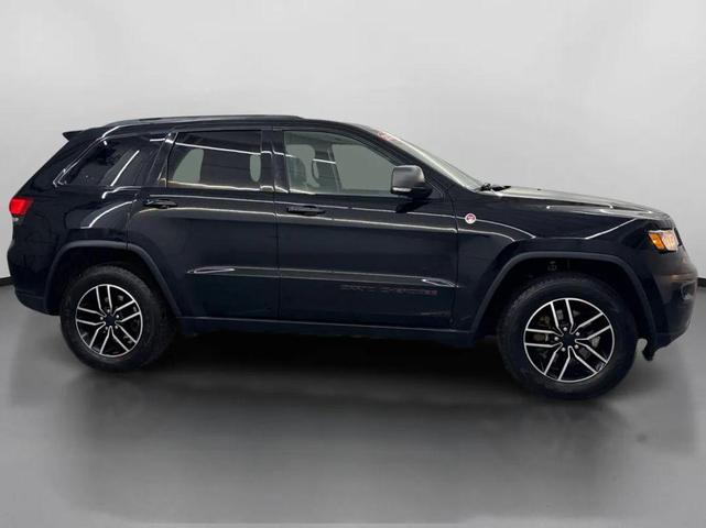 Photo of 2020 Diamond Black Crystal Pearlcoat Jeep Grand Cherokee