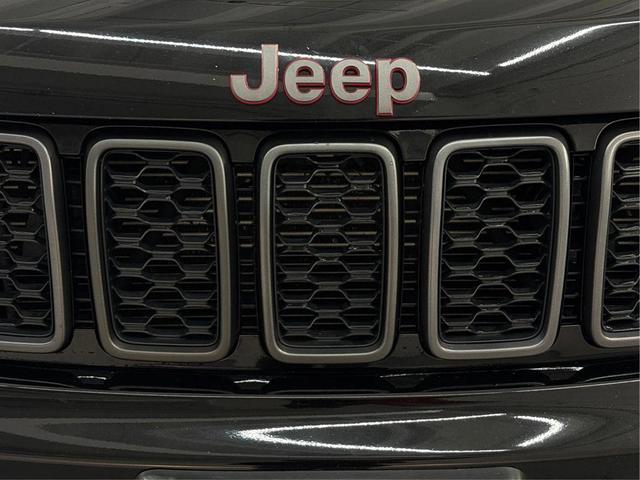 Photo of 2020 Diamond Black Crystal Pearlcoat Jeep Grand Cherokee