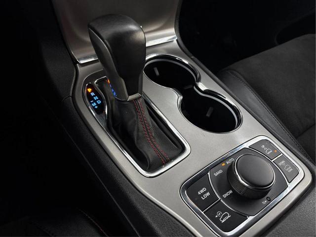 Photo of 2020 Diamond Black Crystal Pearlcoat Jeep Grand Cherokee