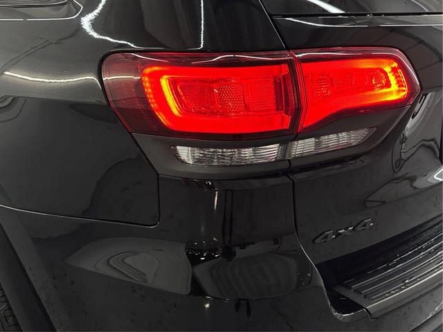 Photo of 2020 Diamond Black Crystal Pearlcoat Jeep Grand Cherokee
