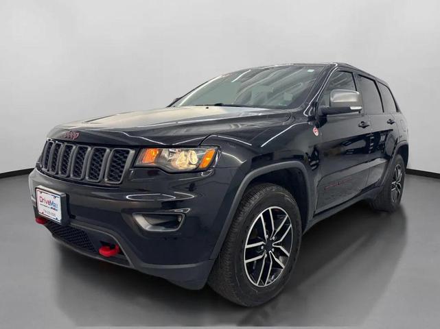Photo of 2020 Diamond Black Crystal Pearlcoat Jeep Grand Cherokee