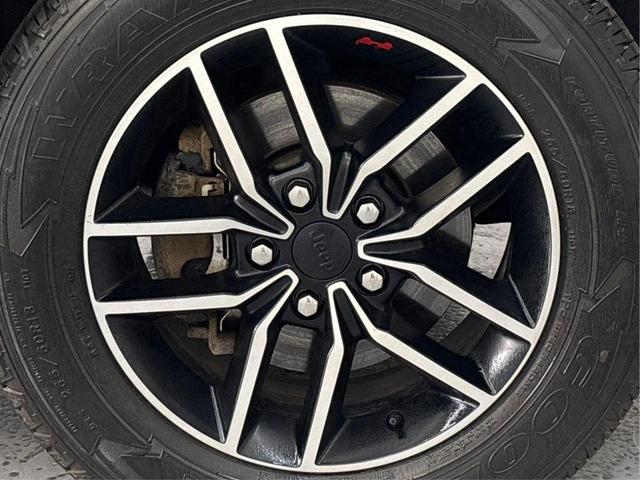 Photo of 2020 Diamond Black Crystal Pearlcoat Jeep Grand Cherokee