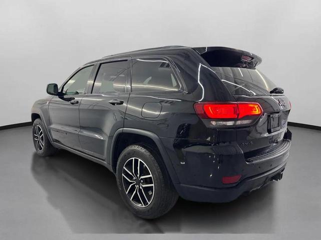 Photo of 2020 Diamond Black Crystal Pearlcoat Jeep Grand Cherokee