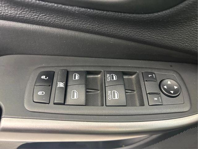 Photo of 2022 Diamond Black Crystal Pearlcoat Jeep Cherokee