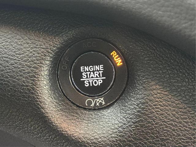 Photo of 2022 Diamond Black Crystal Pearlcoat Jeep Cherokee