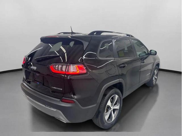 Photo of 2022 Diamond Black Crystal Pearlcoat Jeep Cherokee