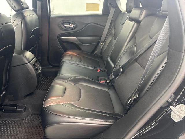 Photo of 2022 Diamond Black Crystal Pearlcoat Jeep Cherokee