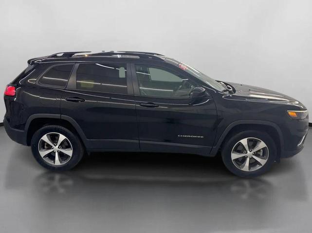 Photo of 2022 Diamond Black Crystal Pearlcoat Jeep Cherokee