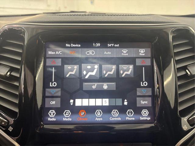 Photo of 2022 Diamond Black Crystal Pearlcoat Jeep Cherokee