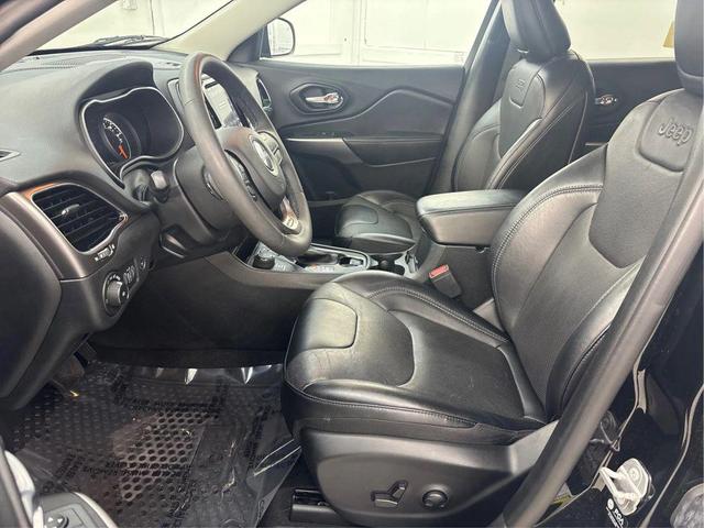 Photo of 2022 Diamond Black Crystal Pearlcoat Jeep Cherokee