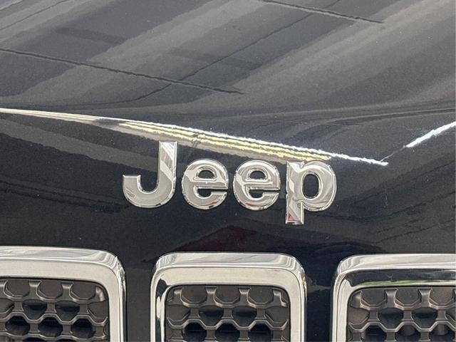 Photo of 2022 Diamond Black Crystal Pearlcoat Jeep Cherokee