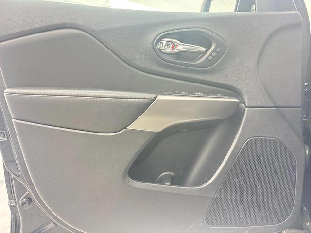 Photo of 2022 Diamond Black Crystal Pearlcoat Jeep Cherokee