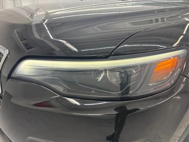 Photo of 2022 Diamond Black Crystal Pearlcoat Jeep Cherokee