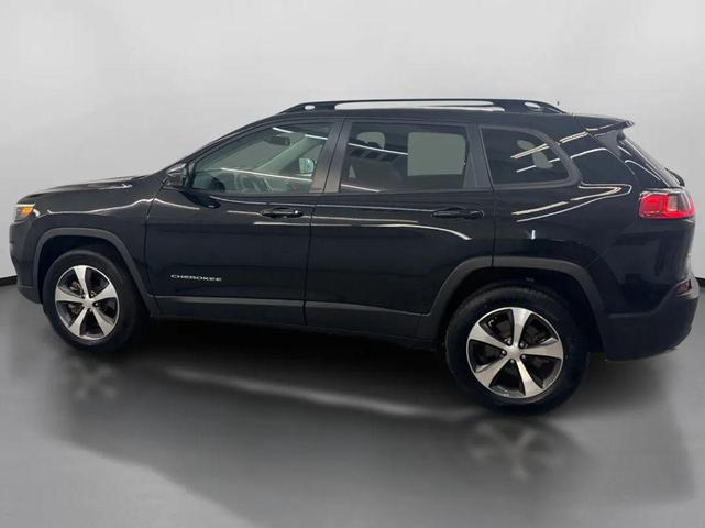Photo of 2022 Diamond Black Crystal Pearlcoat Jeep Cherokee