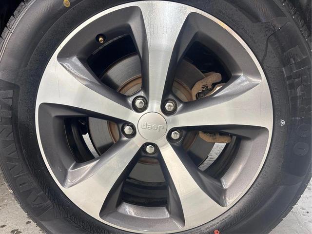Photo of 2022 Diamond Black Crystal Pearlcoat Jeep Cherokee
