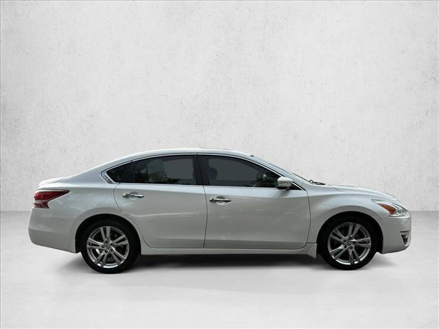 Photo of 2013 Pearl White Nissan Altima